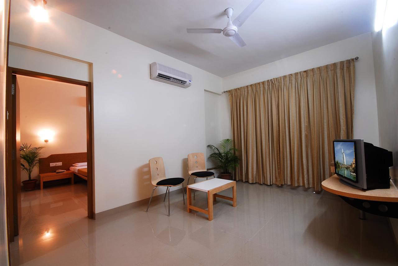 Hotel New Holiday Plaza Nashik Exterior foto