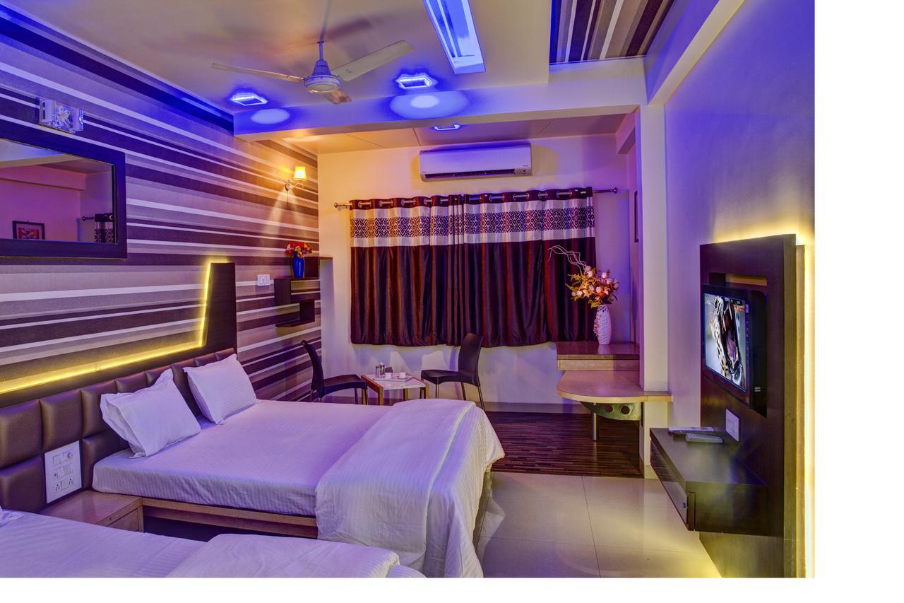 Hotel New Holiday Plaza Nashik Exterior foto